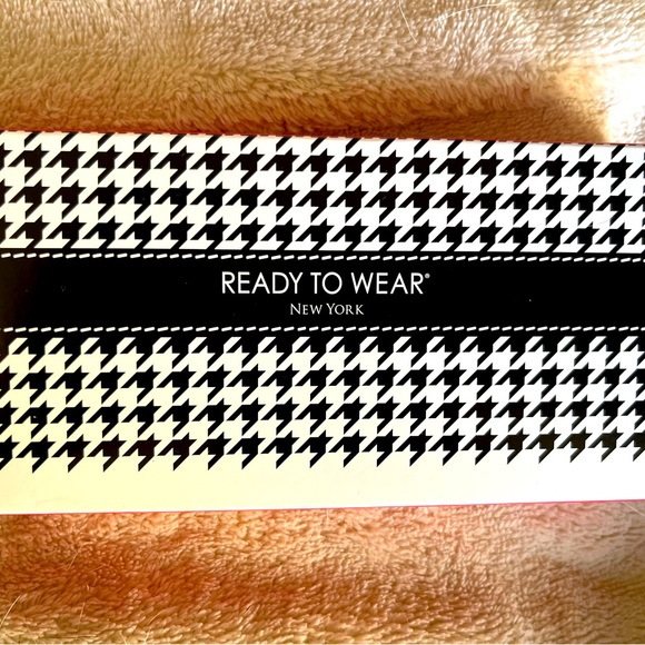 *NEW!* Ready to Wear New York Ultimate Couture Compact & Deluxe Face Brush - Picture 1 of 6